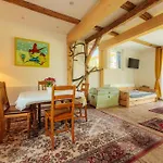 Ferienhaus- Gruppenunterkunft Mit Festsaal, Fruehstueck, Halbpension Extra Buchbar アパート *