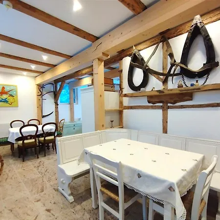 Ferienhaus- Gruppenunterkunft Mit Festsaal, Fruehstueck, Halbpension Extra Buchbar 아파트