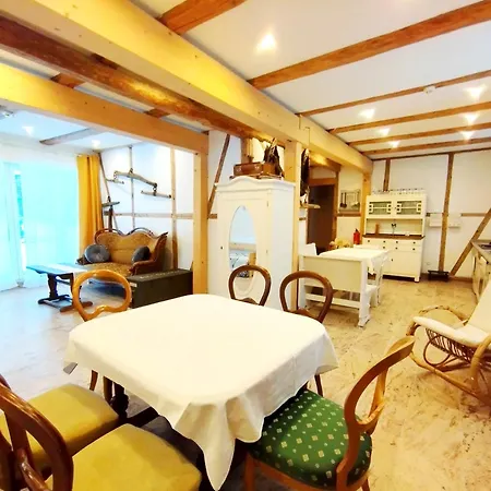 Ferienhaus- Gruppenunterkunft Mit Festsaal, Fruehstueck, Halbpension Extra Buchbar Apartamento