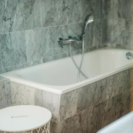 Ferienhaus- Gruppenunterkunft Mit Festsaal, Fruehstueck, Halbpension Extra Buchbar Apartment *