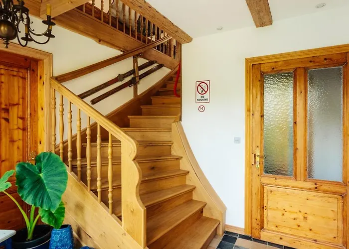 Ferienhaus- Gruppenunterkunft Mit Festsaal, Fruehstueck, Halbpension Extra Buchbar